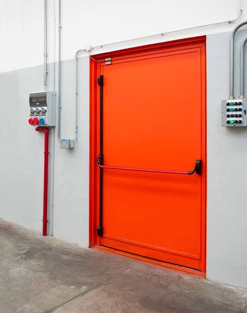 Porta REI con maniglione antipanico